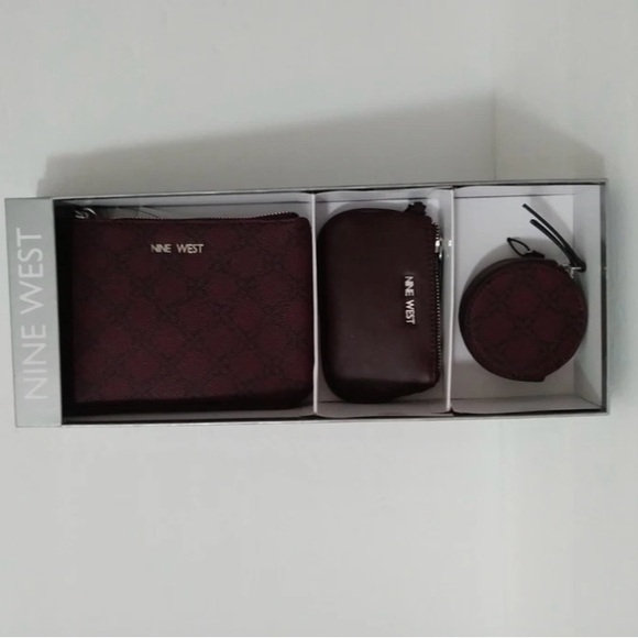 Nine West Wristlet - Picture 1 of 11